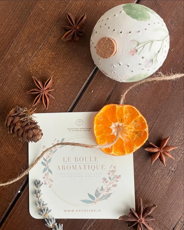 Questo Natale è arrivata una nuova linea di profumatori, Le Boule Aromatique. Piccole sfere in ceramica non smaltata, realizzate a mano e decorate con impressioni botaniche. Al loro interno pot pourrie artigianali composti da cannella, anice stellato, bacche di ginepro, arancio, limone e olio essenziale di arancio dolce. 

#profumatori #aromaterapia #impressionibotaniche #potpourrie #ceramicheartigianali