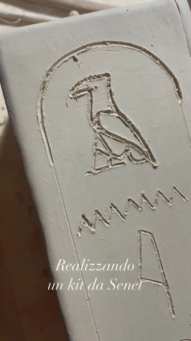 Lentezza e concentrazione, pazienza e meditazione.#claypassion #Senet #anticoegitto #giochiantichi #workshopbambini #ceramicaperbambini #rilassamento