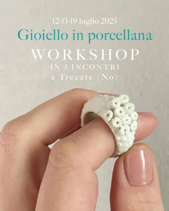 Regalati un momento solo per te, rallenta il ritmo, calma la mente e lascia che la tua creatività si liberi.

3 incontri per ideare e realizzare i tuoi gioielli in porcellana.

Avrai l’occasione di scoprire questo materiale prezioso e meraviglioso da lavorare, lascerai libera la creatività per realizzare piccole sculture da indossare, pezzi assolutamente unici, nati dalle tue mani!

Durante i 3 incontri attraverseremo le varie fasi di lavorazione, e vedremo nascere a piccoli passi dei capolavori esclusivi.

Sabato 12 luglio 2025

9:00-12:00:

- ti mostrerò esempi di gioielli, ti spiegherò le diverse lavorazioni possibili e ti insegnerò a realizzarle attraverso dimostrazioni pratiche passo passo.

- svilupperemo un progetto a partire dalle tue idee

- creerai le basi dei tuoi elementi che lasceremo riposare durante la pausa pranzo

 
15:00-18:00:

- 3 ore per decorare gli elementi che costituiranno i gioielli progettati

Durante la notte i pezzi affronteranno la loro prima cottura.

Domenica 13 luglio 2025

15:00-18:00

- carteggio dei pezzi realizzati il sabato

- la filigrana di porcellana: realizzazione di elementi a piacere

 

Sabato 19 luglio 2025

9:00-12:00

- montaggio dei gioielli che saranno ormai definitivamente cotti.

 

Il workshop è di livello base, non è necessario avere conoscenze pregresse.

Costo per 3 incontri, 12 ore totali: 140,00€ a partecipante comprensivo di materiali, cotture e minuterie in acciaio o argento.

Il workshop si svolgerà presso lo studio di ceramiche artistiche di Patrizia Giudice in via Clerici 2b a Trecate(No) e si attiverà a partire da un minimo di 4 iscritti fino a un massimo di 8.

Per informazioni o iscrizioni: 
mail a info@patotype.it
messaggio whatsapp al numero 3498768827

Le iscrizioni chiuderanno venerdì 4 luglio 2025, ti aspetto!

 

#gioielloinporcellana #workshopceramica #corsiceramica #porcellana #corsigioiello #ceramicanovara #novaraeventi #corsianovara #estateanovara #laboratoriceramica